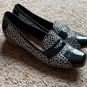 Un Tour En Ville Stylish Black and White Women's Loafers size 39